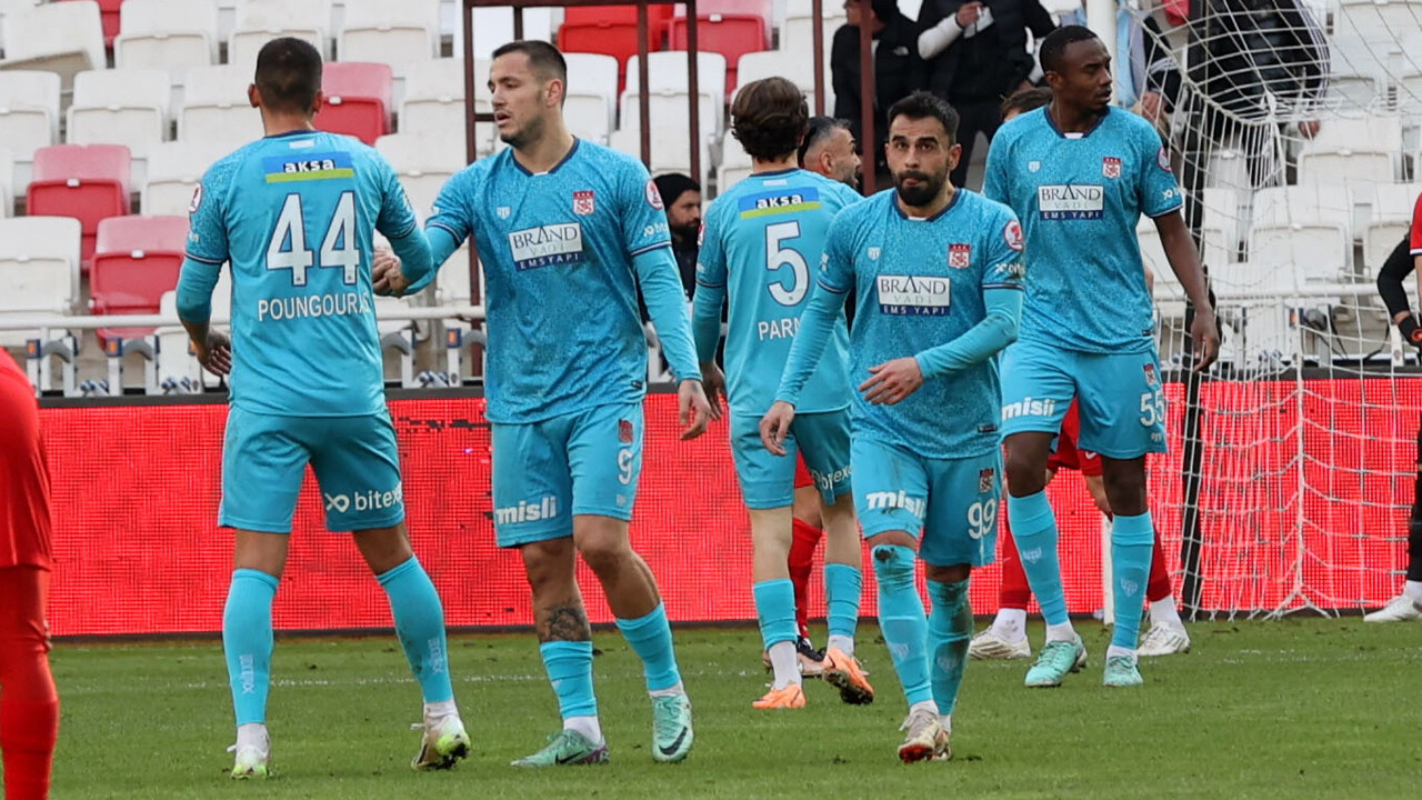 Gol düellosunda kazanan Sivasspor tur atladı