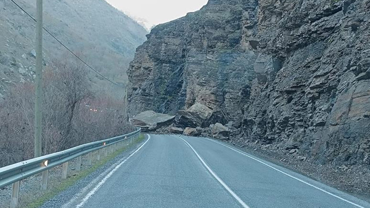 Hakkari Çukurca yolunda heyelan, yol ulaşıma kapandı