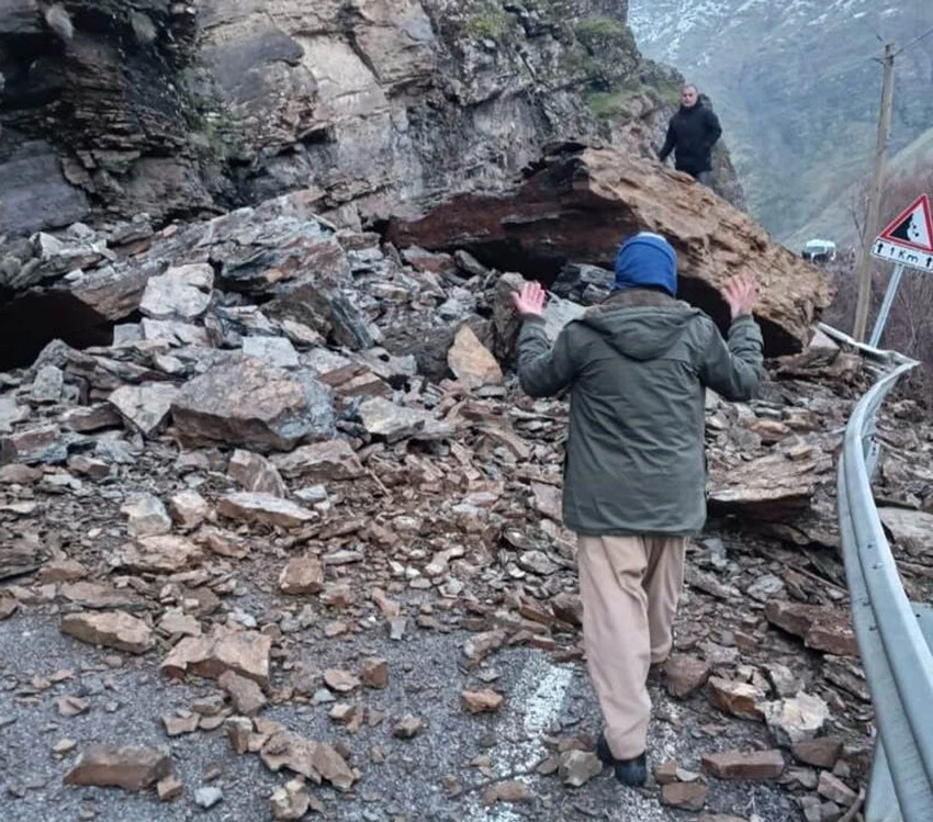 Hakkari Çukurca yolunda heyelan, yol ulaşıma kapandı