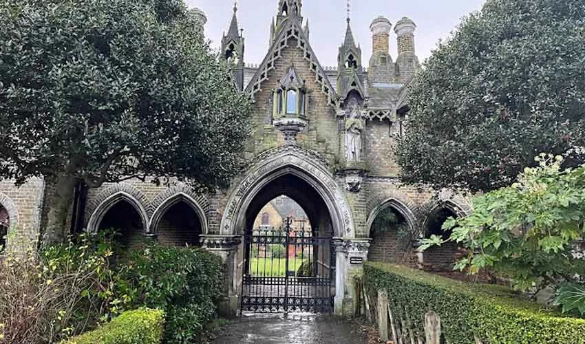 Filozof Karl Marx'a komşu olmak isteyenlere dudak uçuklatan fiyat