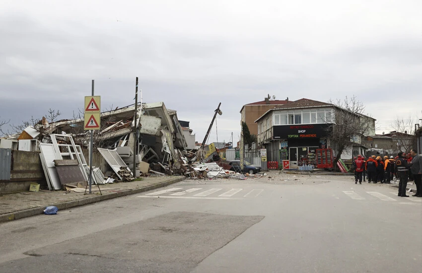 Ümraniye'de metro çalışması sırasında bina çöktü! O anlar kamerada