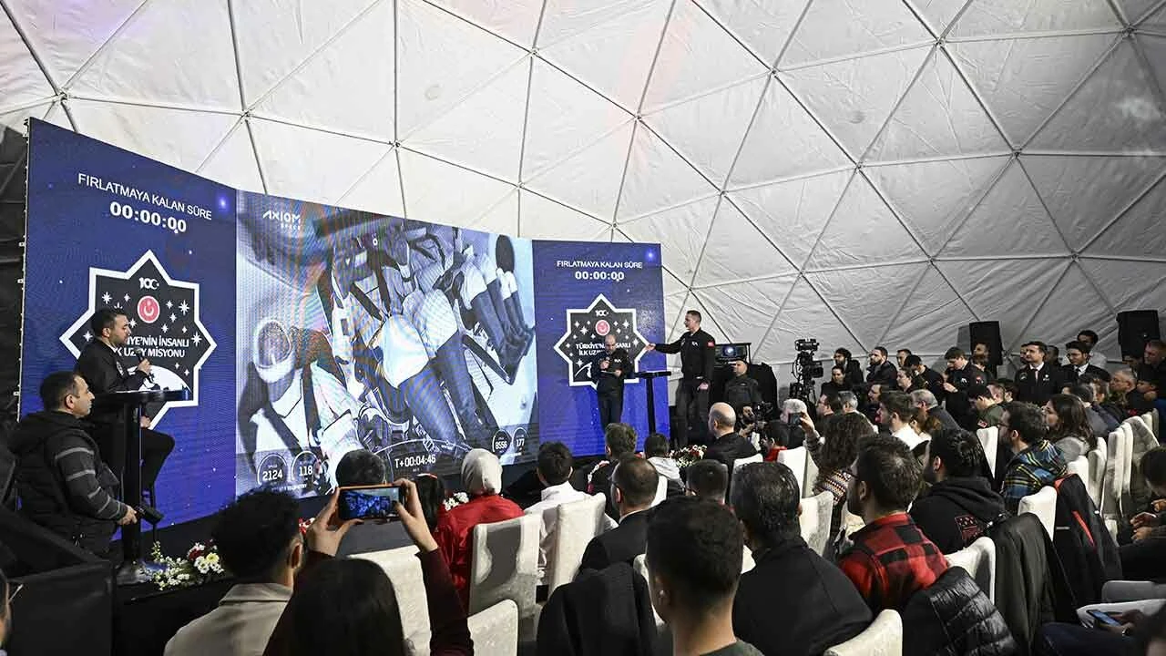 Türkiye nefesini tuttu... Tarihi uzay yolculuğu anbean takip edildi