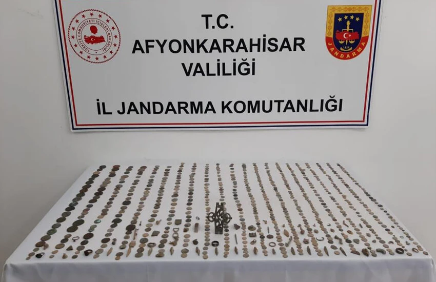 Sadece mezar kazmıyormuş! Mezarlık işçisinin evinden çıkanlar pes dedirtti