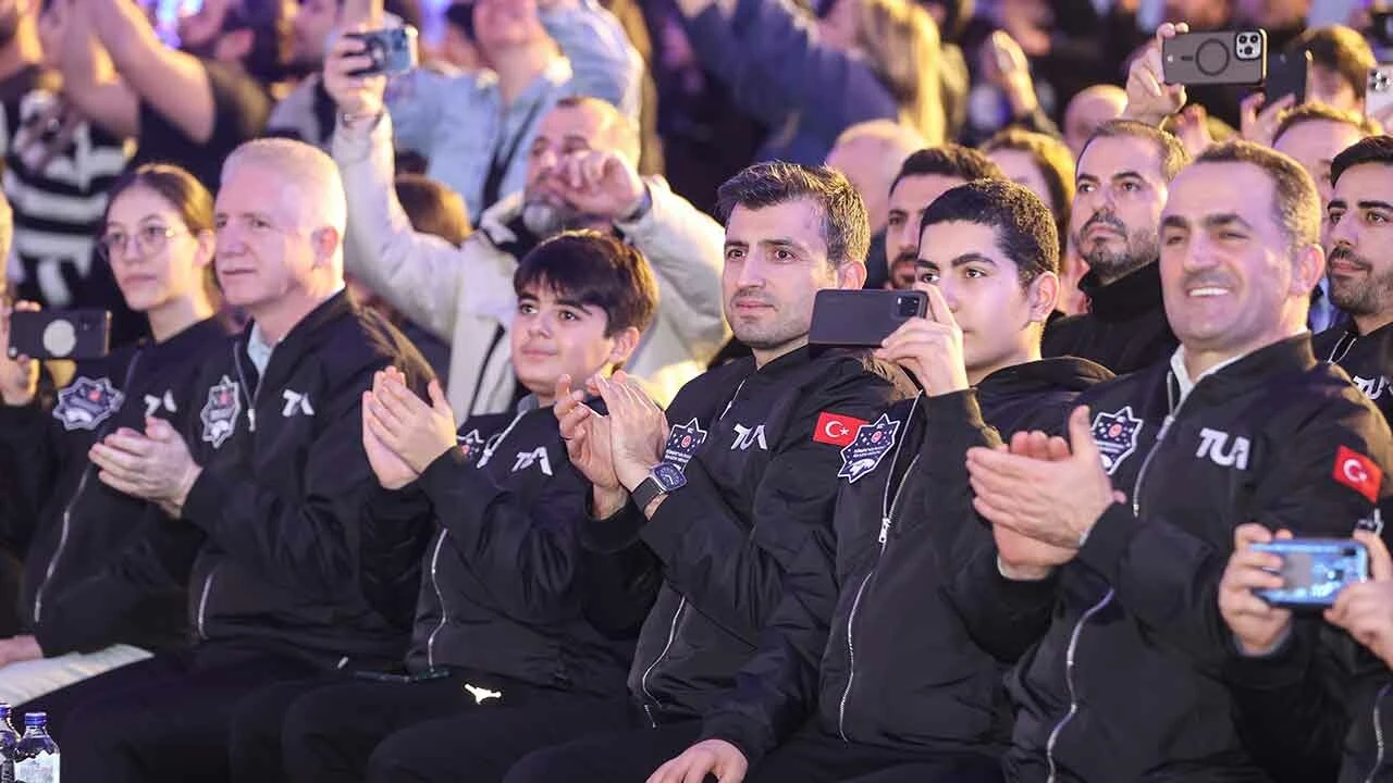 Türkiye nefesini tuttu... Tarihi uzay yolculuğu anbean takip edildi