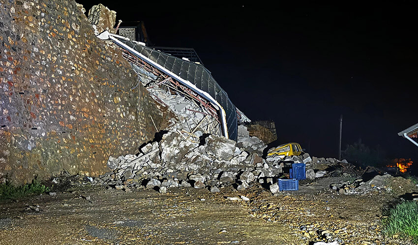 Mahalle sakinleri büyük panik yaşadı! 2 katlı inşaat halindeki ev çöktü