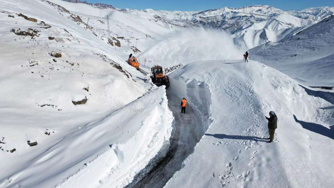 Şırnak&#039;ta kar kalınlığı 2 metreyi geçti