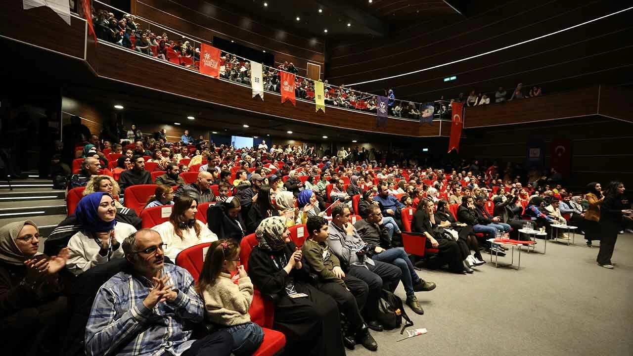 Türkiye nefesini tuttu... Tarihi uzay yolculuğu anbean takip edildi