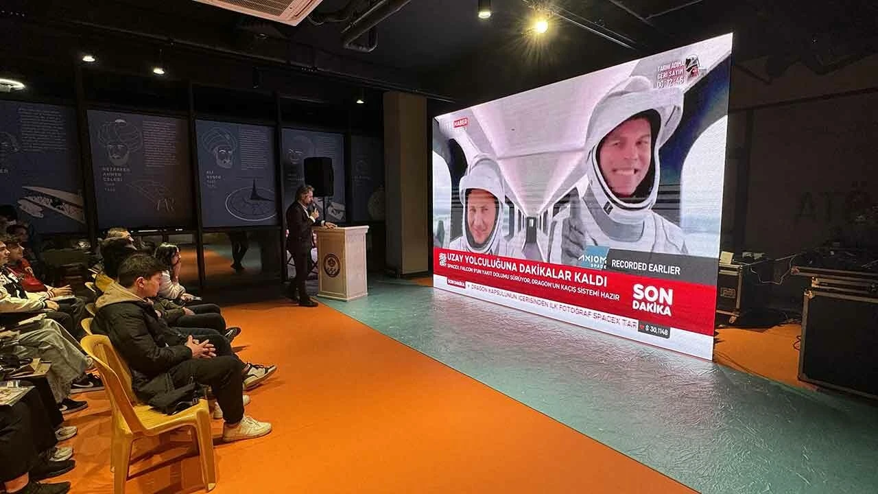 Türkiye nefesini tuttu... Tarihi uzay yolculuğu anbean takip edildi