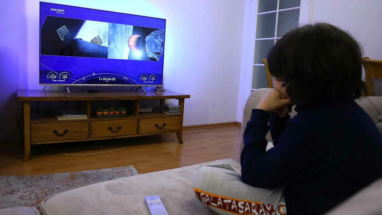 Türkiye nefesini tuttu... Tarihi uzay yolculuğu anbean takip edildi