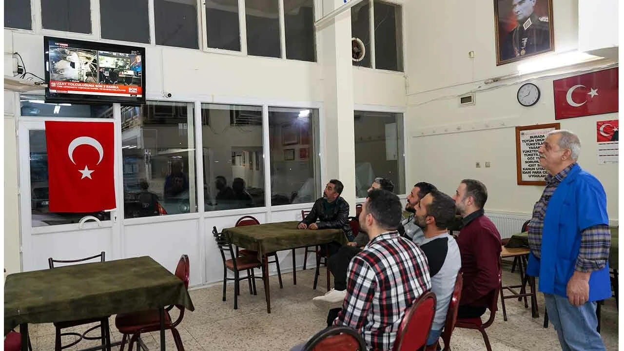 Türkiye nefesini tuttu... Tarihi uzay yolculuğu anbean takip edildi