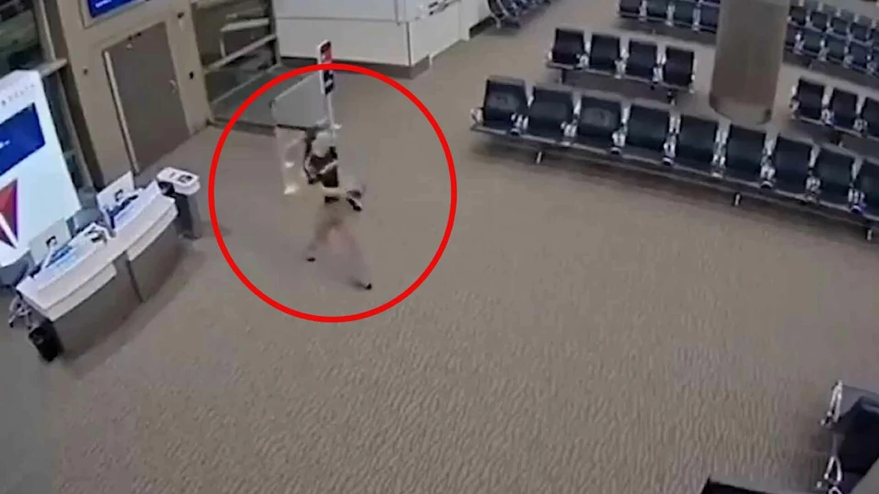 Korkunç ölüm kamerada! Uçağın kanat motoru girdap gibi içine çekti