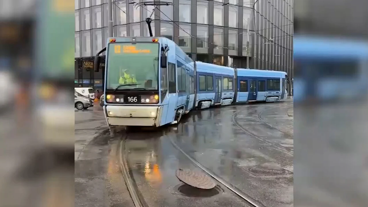 Tren hareket etmek için dakikalarca rögar kapağını bekledi