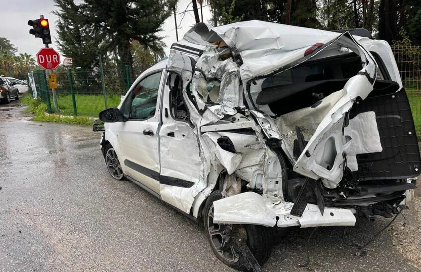 Freni tutmayan tır, araçların arasına daldı: Yaralılar var