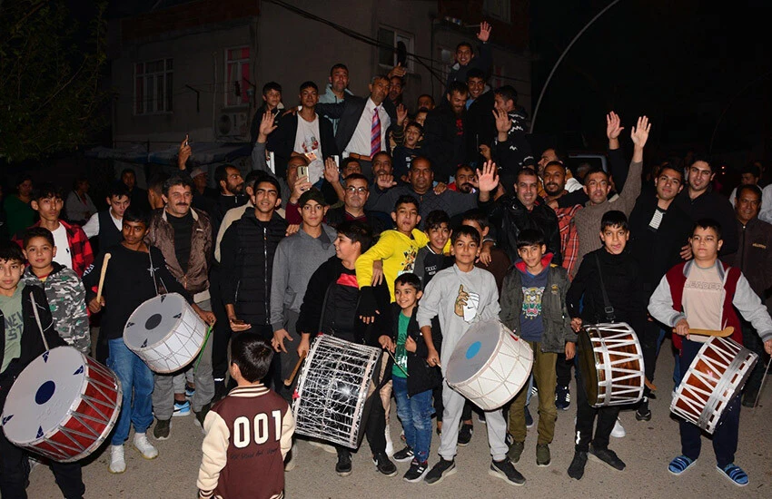 Gündüzleri gazete dağıtıyor, akşamları mitingle seçime hazırlanıyor