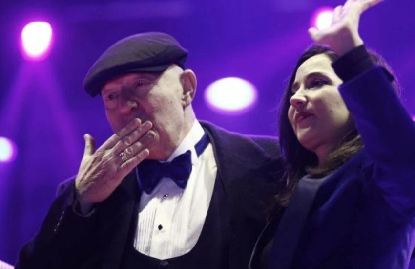 Kayahan'ın hayatının anlatıldığı filmde İpek Açar yok