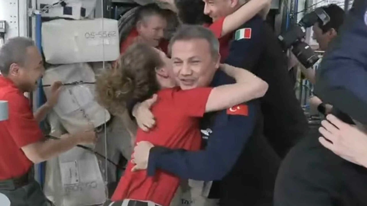 Alper Gezeravcı, Uluslararası Uzay İstasyonu'na ayak bastı