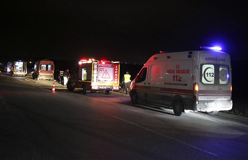 İşçi servisi ile otomobil çarpıştı: Çok sayıda yaralı var