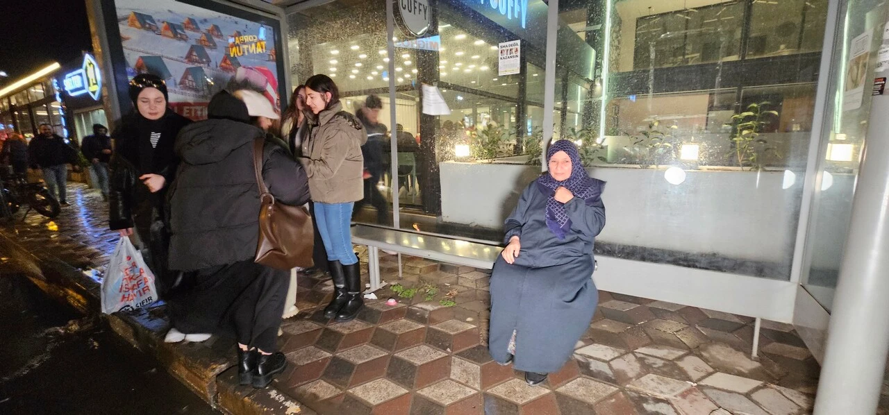 Çantasını kaybetti, bulan gençlerin davranışını görünce dualar etti
