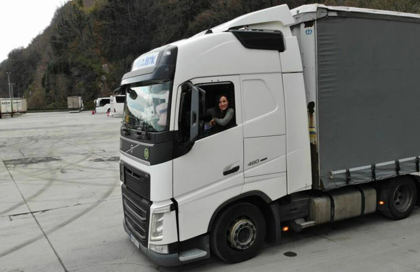 Tutkusu hayran bıraktı! Kafkasların kraliçesi yollarda: Bu mesleği nasıl erkeklere kaptırmışız?