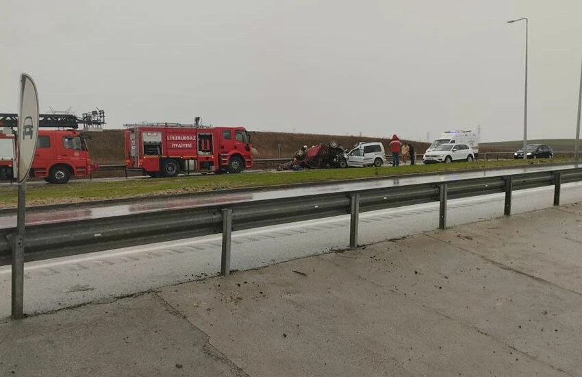 Karşı şeritteki araçla çarpıştı: 2 ölü, 1 yaralı