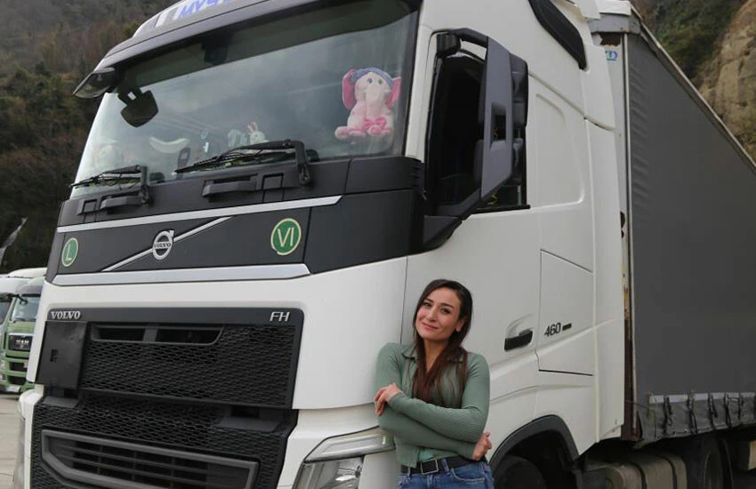 Tutkusu hayran bıraktı! Kafkasların kraliçesi yollarda: Bu mesleği nasıl erkeklere kaptırmışız?