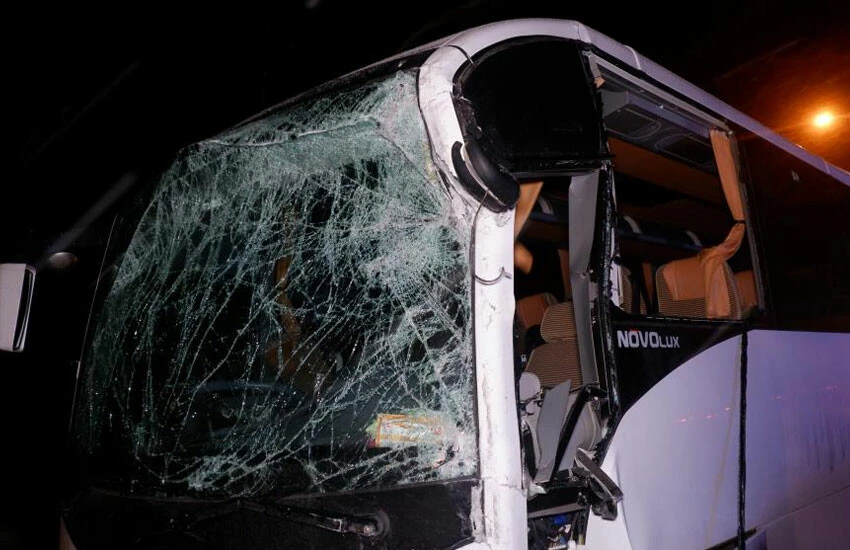 Polis servisi ile otobüs çarpıştı: Çok sayıda polis yaralı