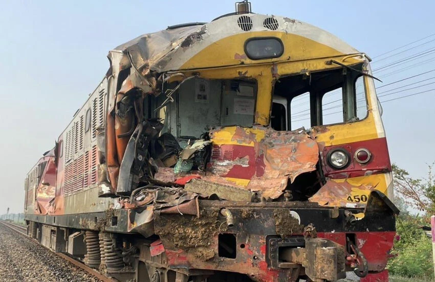 Yolcu treni hemzemin geçitteki vince çarptı: 1 ölü, 5 yaralı