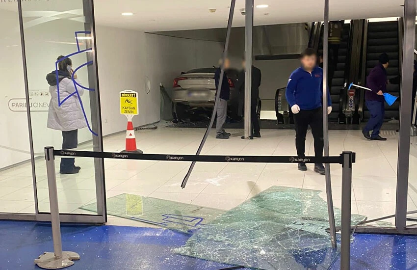 İstanbul'da akılalmaz olay! Otomobil AVM'ye daldı: Yaralılar var