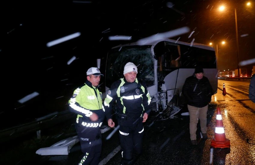 Polis servisi ile otobüs çarpıştı: Çok sayıda polis yaralı
