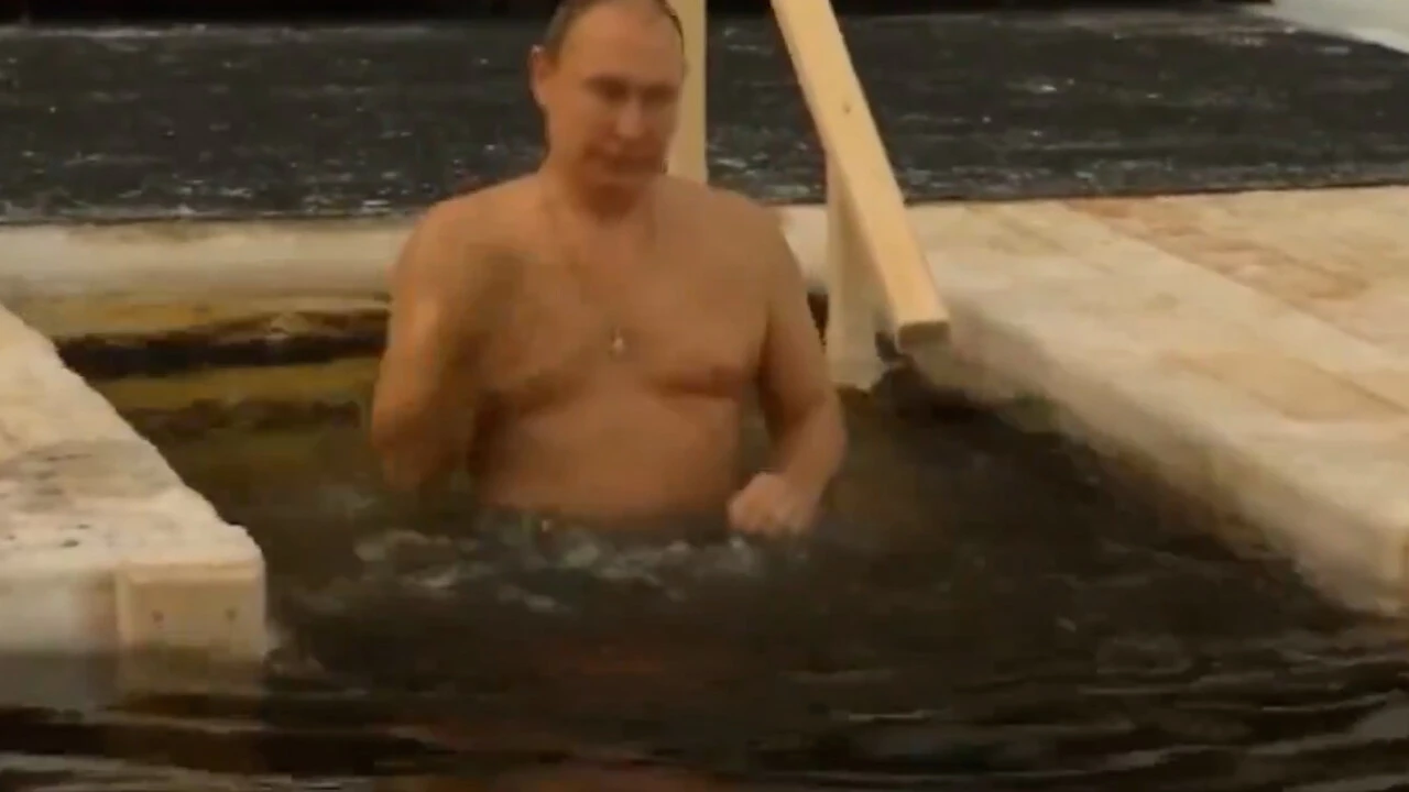Putin yıllar sonra ilk kez görüntü verdi! Buz gibi suya daldı
