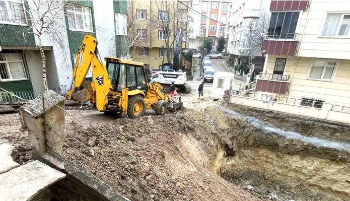 Avcılar&#039;da korkutan olay! İstinat doğru çöktü