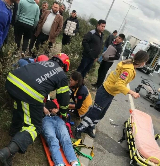 Denizli'de feci kaza: Aydınlatma direğine çarptı aracı ikiye bölündü!