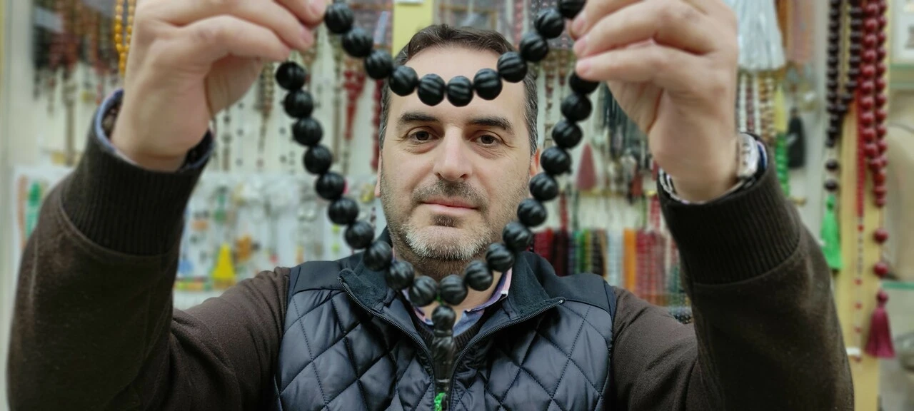 Balina kusmuğundan 25 bin liralık tespih! Ünlülerin akınına uğruyor