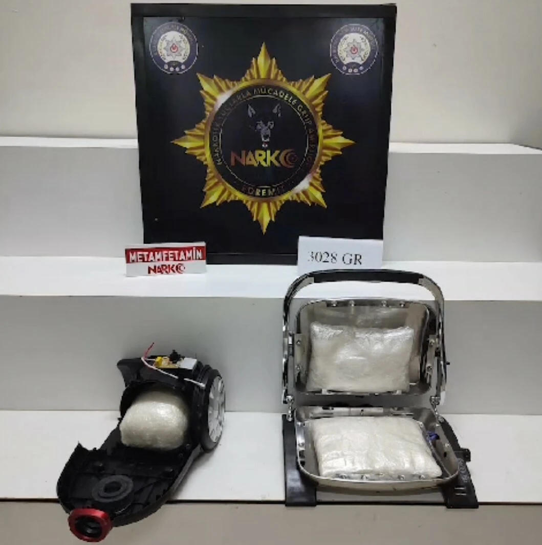 Balıkesir'de tost makinesi ve elektrik süpürgesinden çıkanlara polis şaştı kaldı