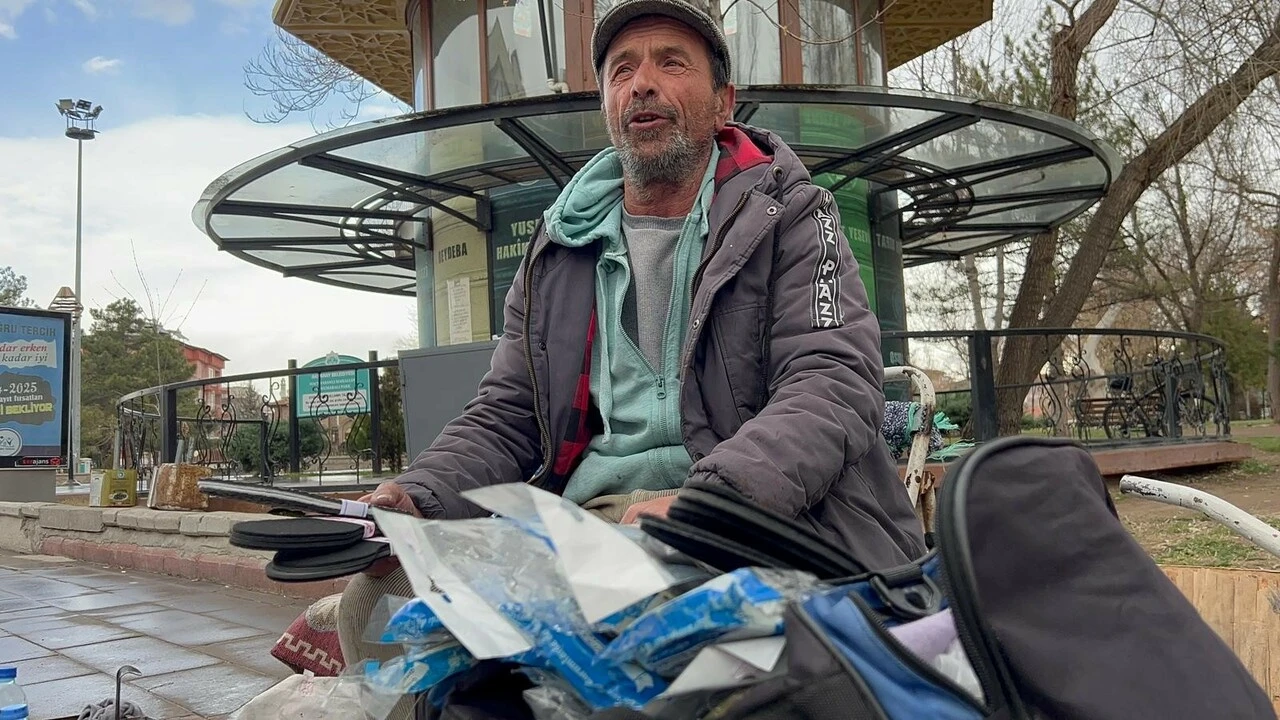 Aksaray'da 32 yıl ayakkabı boyacılığı yaparak hem ev aldı  hem de çocuklarını okuttu