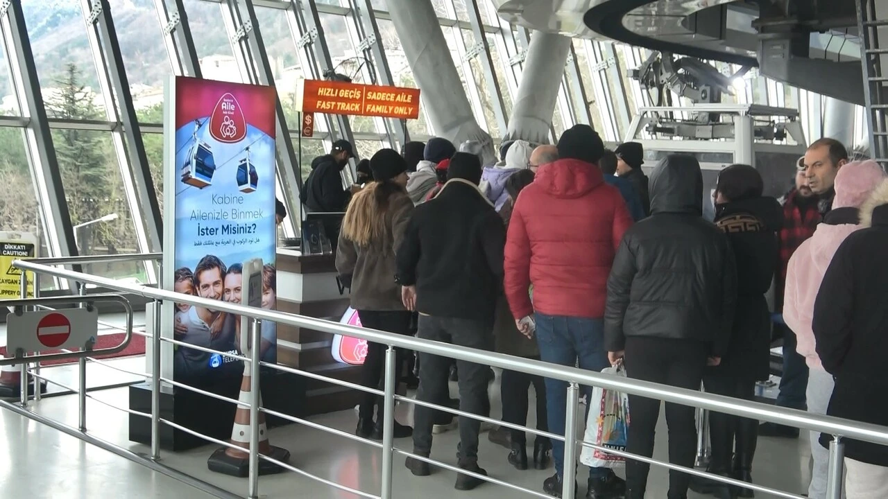 Uludağ'da sömestir tatili yoğunluğu! Saatlerce beklediler