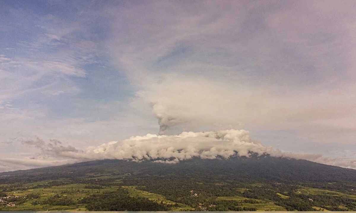 Endonezya’da Merapi Yanardağı bir kez daha patladı: Binlerce kişi tahliye edildi