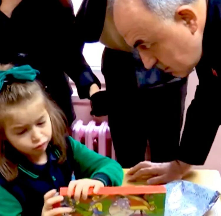 Karne hediyesini beğenmeyen 1. sınıf öğrencisinin valiye tepkisi: Bu ne kitap mı?