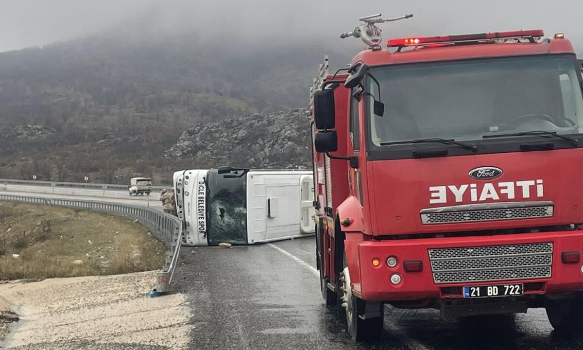 Futbolcuları taşıyan otobüs devrildi: 1’i ağır 10 yaralı