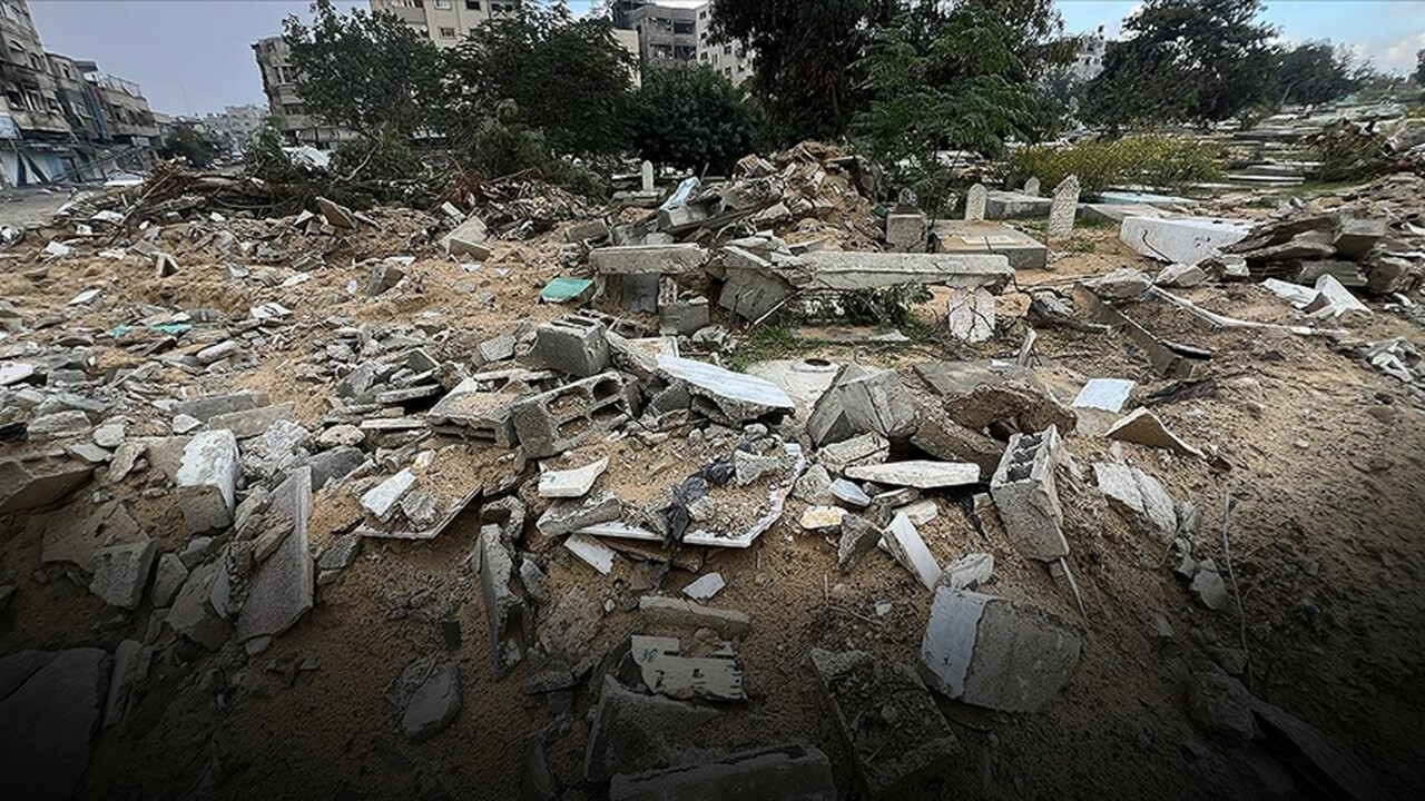 İsrail Gazze&#039;de çok sayıda mezarlığı tahrip edip açtı
