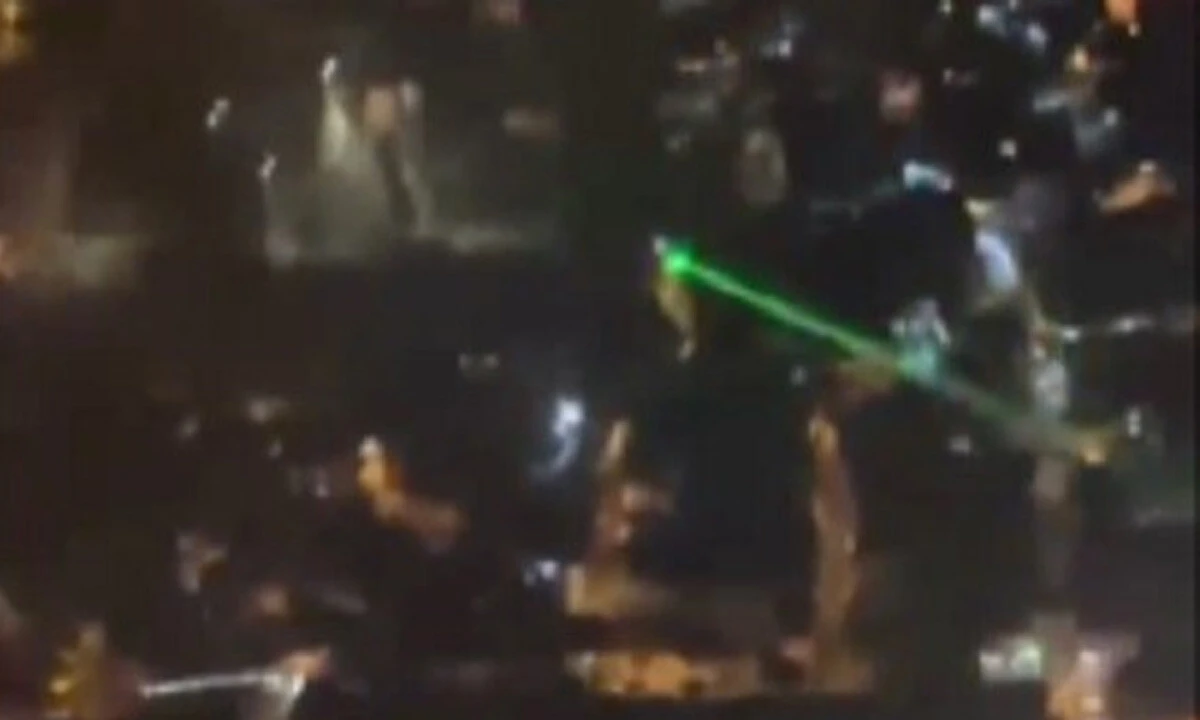 Onlarca yolcunun hayatını riske attı: İnişe hazırlanan uçağa lazer tutuldu