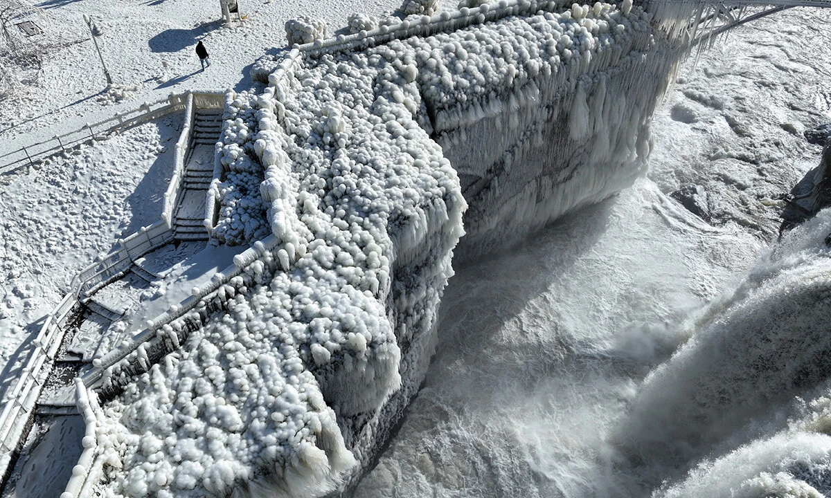 Hava buz kesti, şelale dondu kaldı: Ortaya çıkan görüntüler şoke etti