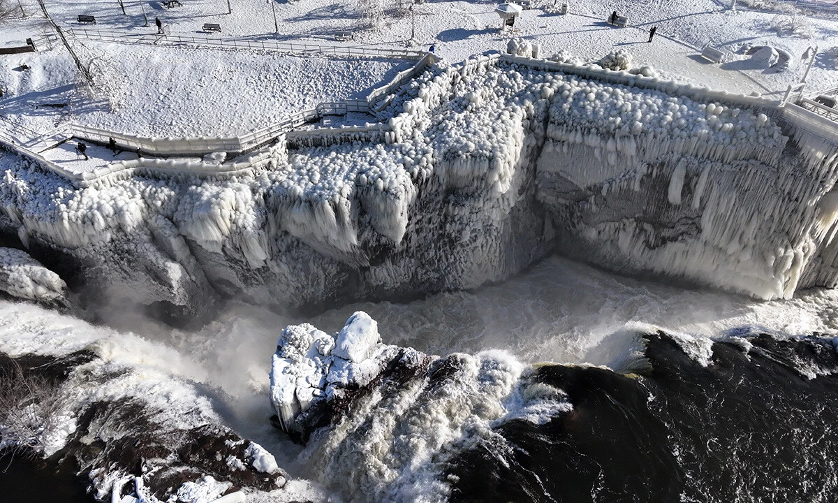 Hava buz kesti, şelale dondu kaldı: Ortaya çıkan görüntüler şoke etti