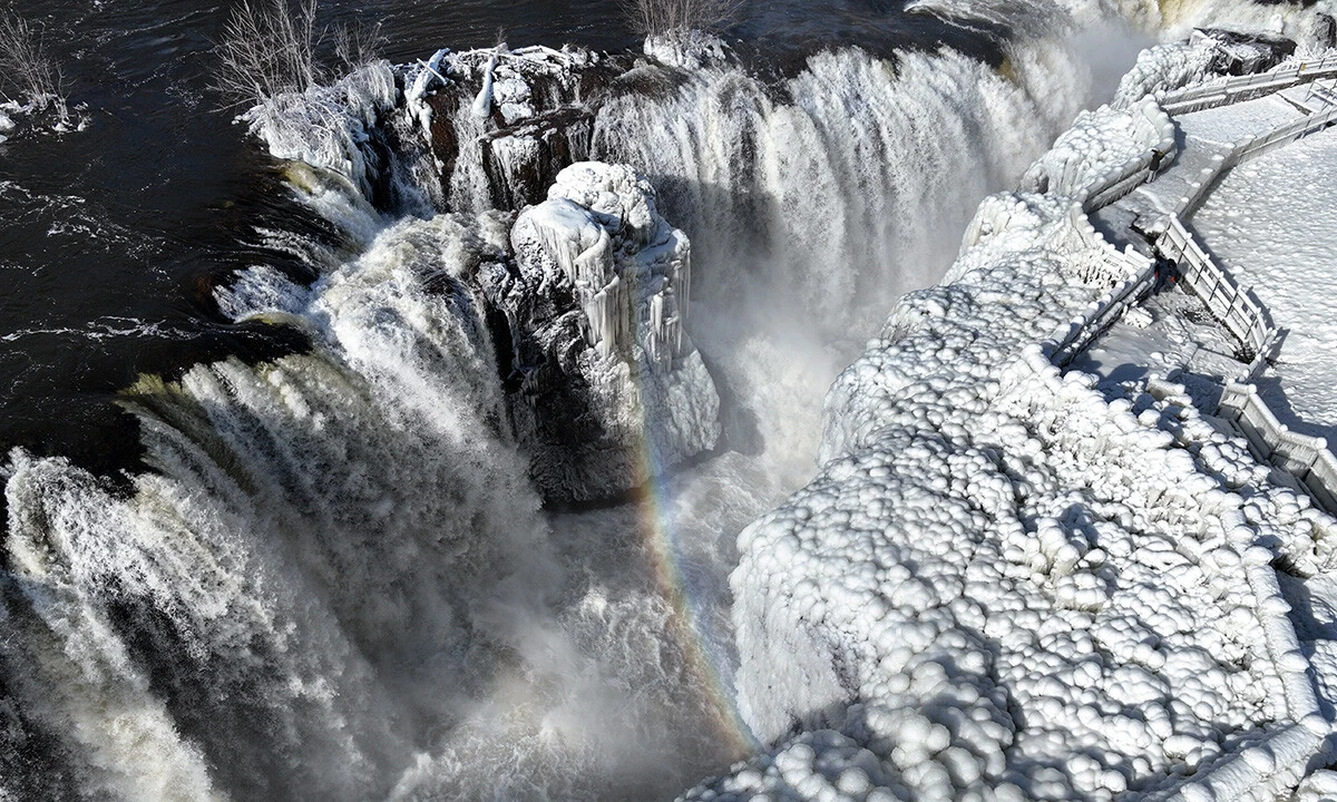 Hava buz kesti, şelale dondu kaldı: Ortaya çıkan görüntüler şoke etti