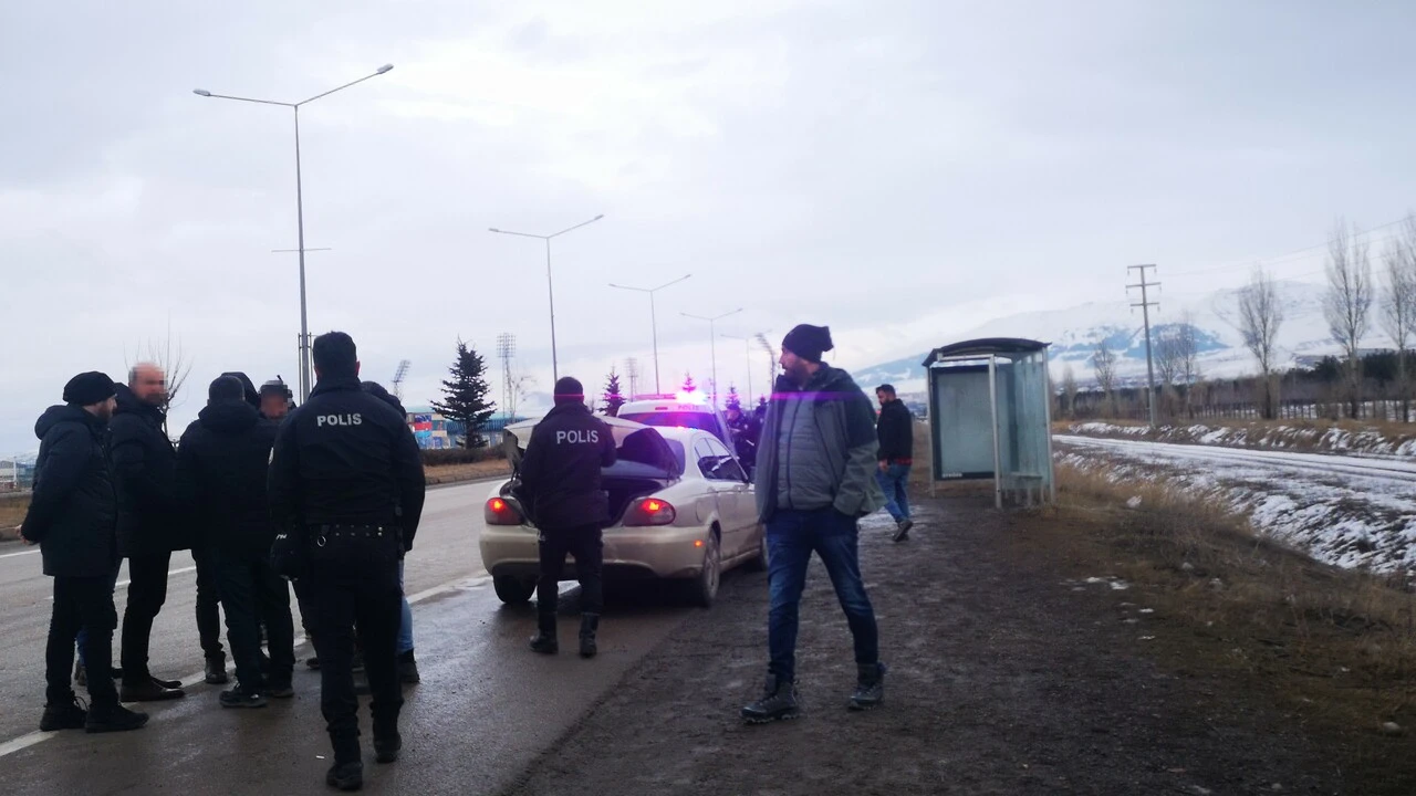 Erzurum'da yol verme tartışmasında polise bıçakla saldırdı