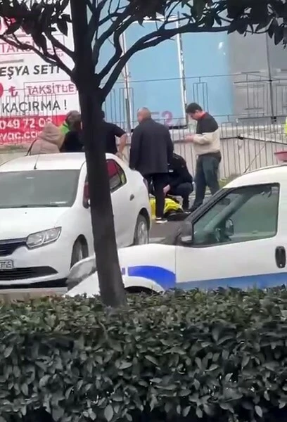 Esenyurt'ta sokakta dehşet saçtı! Önüne geleni bıçakladığı anlar böyle görüntülendi
