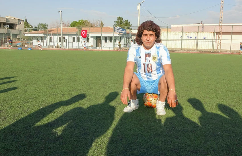 Fotoğraf çektirmek için kuyruğa giriyorlar! 'Yerli Maradona'yı gören hayrete  düşüyor...