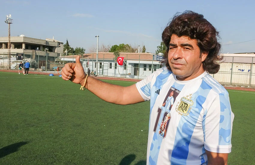 Fotoğraf çektirmek için kuyruğa giriyorlar! 'Yerli Maradona'yı gören hayrete  düşüyor...