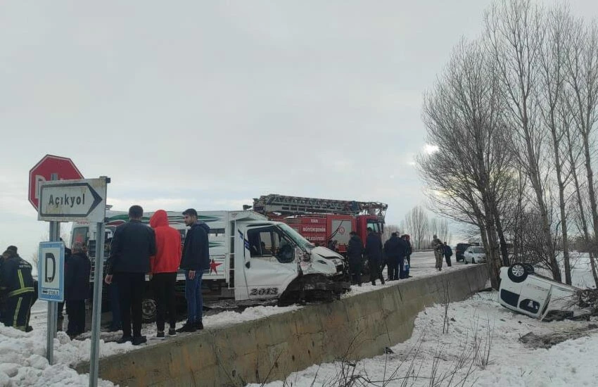Van'da hafif ticari araç ile kamyonet çarpıştı: 2'si ağır 7 yaralı