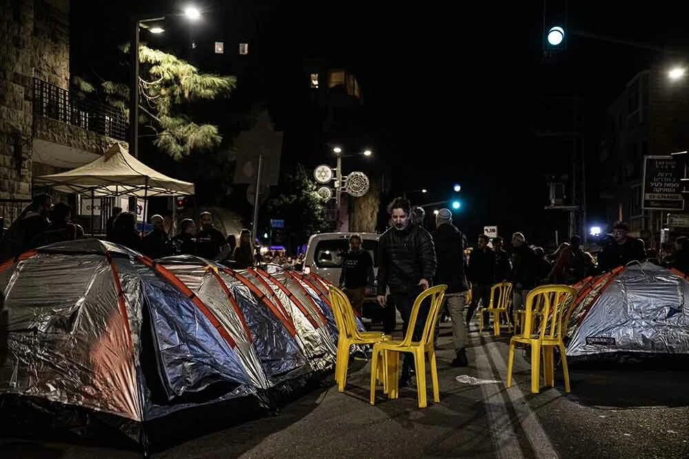 İsrailli esirlerin ailelerinden Netanyahu'nun evinin önünde protesto